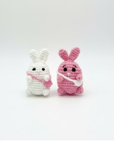 Resim perasse İkili tavşan çantalı amigurumi 7 cm 