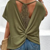 Resim Kadınların şık açık sırtlı dantel bluzu, bağcıklı detaylı bej kısa kollu üst, yazlık rahat giyim, yuvarlak yaka, hafif polyester kumaş, rahat kıyafet için mükemmel, bayan tişörtleri 