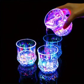 Resim 4'lü Renkli LED Işıklı Parti Bardakları, Malzeme: Plastik ve Düğme Pille - Yeniden Kullanılabilir, Elde Yıkanabilir Parlayan Bardaklar, Doğum Günü Partileri, Noel için Uygun - Disko ve Sevgililer Günü Kutlamaları için Pil ile Aydınlatmalı İçecek Bardakları 