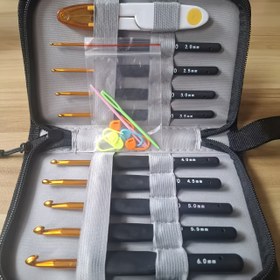 Resim 18 parça Bu lüks tığ seti, hem yeni başlayanlar hem de profesyoneller için uygun yumuşak tutma yeri ile ergonomik olarak tasarlanmıştır. DIY el işleri, örgü ve dikiş projeleri için idealdir. Anneler, kız arkadaşlar, eşler, büyükanneler, doğum günü hediyeleri, Noel hediyeleri ve Yeni Yıl hediyeleri için bir seçenektir. 