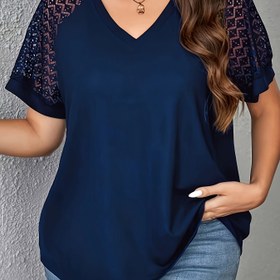 Resim Kadınların Büyük Beden Zarif V-Yaka T-Shirt'i, Kontrast Dantel Detaylı, Kısa Kollu Rahat Üst, Bahar/Yaz için, Polyester Örgü Kumaş, 180gsm - Mor Siyah Metinli "EL Yapımı" 