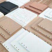Resim 20/80 yapraklık A6/A5 delikli yedek kağıt defteri, 9 farklı iç sayfa stili: beyaz yatay çizgili 100GSM, boş beyaz kağıt 100GSM, kraft boş kağıt 100GSM, kraft yatay çizgili 100GSM, nokta matrisi 100GSM, kare desenli 100GSM, beyaz karton 20 adet 350GSM, siyah karton 20 adet 400GSM, deri karton 20 adet 400GSM 