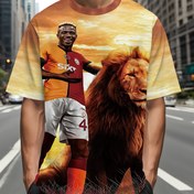 Resim Galatasaray Oyuncusu ve Aslan 100% Polyester Erkek T-Shirt - Kırışmaya Dayanıklı Bol Kesim Futbol Takımı Sanat Baskısı, Kısa Kollu Crew Yaka, Canlı Turuncu ve Sarı Tasarım, Spor ve Günlük Giyim için Mükemmel, Spor Hayranı Giyim | Dinamik Oyuncu Baskısı | Polyester Kumaş 