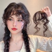Resim Kadınlar için Kıvırcık Dalga Bangs Klipsli Saç Parçası, Yüksek Sıcaklık Fiber, Kolay Giyim, Doğal Görünüm, Müzik Festivali ve Noel Partileri için Mükemmel 