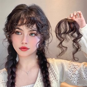 Resim Kadınlar için Kıvırcık Dalga Bangs Klipsli Saç Parçası, Yüksek Sıcaklık Fiber, Kolay Giyim, Doğal Görünüm, Müzik Festivali ve Noel Partileri için Mükemmel 