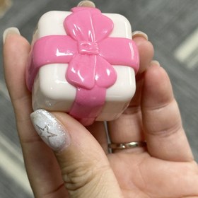 Resim 1 adet Sevimli Pembe Kurdele Kapaklı Yeniden Doldurulabilir Allık ve Dudak Balmı Kavanozu - Yeniden Kullanılabilir PP Kozmetik Kap, Kompakt Seyahat Dostu Tasarım ile Snap Kapatma, Seyahat Aksesuarı | Eğlenceli Tasarım | Parlak Bitiş 