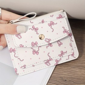 Resim Kadınlar İçin Minimalist Kısa Cüzdan - Karikatür Fiyonk Baskılı, Fermuarlı Kompakt Kartlık ve Bozuk Para Kesesi, Pembe Fiyonklarla Beyaz Renk, Günlük Kullanım için Kredi Kartı Yuvaları ve Nakit Depolama 