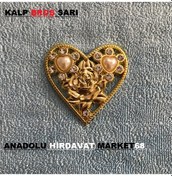 Resim Kalp Desenli Broş Sari Renk Gül Motifli Broş 