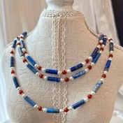 Resim Doğal lapis lazuli, kırmızı akik ve tatlı su taşının mükemmel birleşimiyle oluşturulan bu kolye, ister iş yerinde profesyonel bir kadın ister öğrenci olun, tarzınıza tam uyum sağlar 