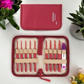 Resim 1 set 9 parça ergonomik yumuşak tutamaçlı tığ takımı, el dostu tasarım. 2.0mm'den 6.0mm'ye kadar pürüzsüz uçlu iğneler içerir; DIY örgü yapımı için ideal, şal, battaniye ve eşarp gibi projelerde yeni başlayanlar, hobi severler ve profesyonel örgücüler için mükemmel 