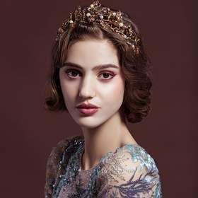 Resim 1 adet Lüks Çinko Alaşımlı Taç Başlık, Yapay Elmas ve İncilerle Süslenmiş, Beyaz Çiçekli Gelin Düğün Saç Aksesuarı, Şenlikli Parti Performans Tiarası 