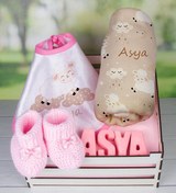 Resim Ejoya Ahşap Sandıkta Kişiye Özel Önlük Battaniye Taş Isimlik Ve Patik Bebek Hediye Seti 109743 