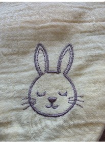 Resim Sleepy Bunny Nakışlı Müslin Bandana Önlük Pastel Sarı 