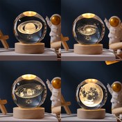 Resim 1 adet 3D Lazer Kazınmış 6cm Kristal Top, Satürn Ay Galaksi Güneş Sistemi Yıldızlı Gökyüzü Desen, USB Güçlü Ahşap Tabanlı Parlayan Cam Süs, Modern Geometrik Ev Dekoru, Noel, Sevgililer Günü, Yıldönümü, Oturma Odası, Yatak Odası Dekorasyonu için İdeal 