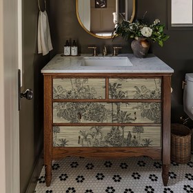 Resim Tropikal Orman Temalı Kendinden Yapışkan Duvar Kağıdı - Banyo, Mutfak veya Oturma Odası için Su Geçirmez, Kolay Uygulama Dekoru - Canlı Yeşil Yaprak ve Çiçek Deseni, Banyo Duvar Kağıdı | Doğa İlhamlı Dekor | Dayanıklı Duvar Kaplaması, Banyo Dekoru 