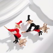 Resim Fantastik Cadılar Bayramı Büyücülük İğnesi, Canlı Kırmızı ve Siyah Renklerle Göz Alıcı Çarpım Etkisi Sunan Süpürge Binicili Sihirbaz. Zarif Detaylar Arasında Metal Dokulu Bir Süpürgeler Bulunur. Sağlam Bağlantısıyla Giysileri Şıkça Bezeniyor – Fantazi Tutkunları İçin Benzersiz Tarza Ulaşmak İsteyenler için Mükemmel Aksesuar! Halloween Partilerindeki Temalara ya da Her Günkü Stil Tamamlayıcılığını ile Harika Seçim 