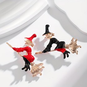 Resim Fantastik Cadılar Bayramı Büyücülük İğnesi, Canlı Kırmızı ve Siyah Renklerle Göz Alıcı Çarpım Etkisi Sunan Süpürge Binicili Sihirbaz. Zarif Detaylar Arasında Metal Dokulu Bir Süpürgeler Bulunur. Sağlam Bağlantısıyla Giysileri Şıkça Bezeniyor – Fantazi Tutkunları İçin Benzersiz Tarza Ulaşmak İsteyenler için Mükemmel Aksesuar! Halloween Partilerindeki Temalara ya da Her Günkü Stil Tamamlayıcılığını ile Harika Seçim 