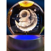 Resim Ay Üstünde Astronot Tasarımlı Plastik Altlıklı Işıklı Cam Küre 