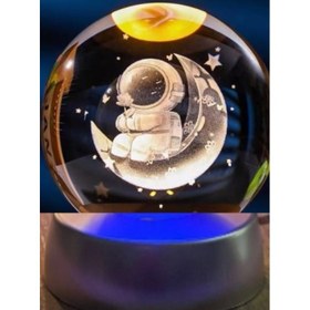 Resim Ay Üstünde Astronot Tasarımlı Plastik Altlıklı Işıklı Cam Küre 