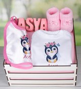 Resim Ejoya Ahşap Sandıkta Kişiye Özel Zıbın Önlük Taş Isimlik Ve Patik Bebek Hediye Seti 109434 