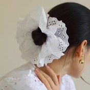 Resim 1 adet Fransız Romantik Minimalist Tatlı Ajur Dantel Saç Halkası, Çift Katmanlı Fırfırlı Saç Aksesuarı, Düz Renk, Zarif At Kuyruğu Tutucu Kadınlar için, Geziler ve Fotoğraf Çekimleri için Çok Yönlü Saç Aksesuarı 