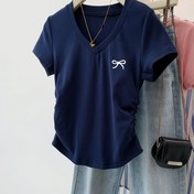 Resim Kadınlar için Rahat V-Yaka T-Shirt, Kelebek Baskılı - Kısa Kollu, Hafif Gri, Volanlı Kenar, Bahar ve Yaz için Mükemmel, Rahat Giyim|Kelebek Baskılı Üst|Hafif Kumaş 