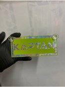 Resim Yeşil Renk Üzeri Hologram Renk Kaptan Yazılı Vantuzlu Cam Süsü 