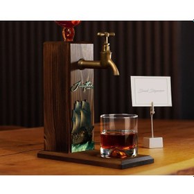 Resim Bk Gift Kişiye Özel Kabartma İsimli Tarihli Pirates Ship Tasarımlı Musluklu Ceviz Ahşap Şarap Standı-4, Viski Çeşmesi, Babaya Hediye, İçecek Dispenser 