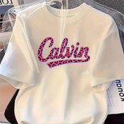 Resim Kadınlar için Rahat Yaka T-Shirt, Yaratıcı Leopar Baskılı "Calvin" Harf Tasarımı, Yumuşak Kumaş, Bahar ve Yaz için Rahat ve Çok Yönlü, Günlük Giyim | Leopar Baskılı Tasarım | Yapım 