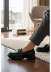 Resim Noch Kadın Gümüş Zincir Köprü Aksesuarlı Comfort Tabanlı Maskülen Loafer Siyah 