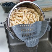 Resim 1 adet ABERZEY Klipsli Süzgeç Tencere ve Tava için - Pasta, Et, Sebze, Meyve için Dayanıklı Plastik Mutfak Süzgeci - Kolay Süzme ve Kompakt Tasarım, Pasta Süzgeci, Sebze Hazırlığı, Modern Mutfak Eşyaları, Verimli Süzme 