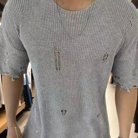 Resim Erkekler için Yuvarlak Yaka, Kısa Kollu ve Rahat, Çok Yönlü Bir Stil İçeren Çiçek Desenli ve Yıpranmış Detaylara Sahip Yeni Yazlık Örgü Kazak. 