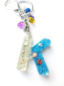 Resim cuaderno Epoksi K Harfi Çok Renkli Anahtarlık/Çanta Süsü / Araba Dikiz Ayna Süsü Hediyelik Aksesuar 