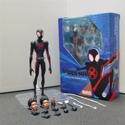 Resim MARVEL Aksiyon Figürü Maske ve Web Atıcılarıyla - Yapay Kollar, İfadeli Gözler & Örümcek Ekipleri ile Detaya Sahip Superhero, Fans için Toplanabilir Hediye (Resmi Marvel Üretimi) Miles Morales kostyümü PVC Malzeme Çevik Pozlarında, Siyaha-Kızıl Takım Elbise Webeleme Eldivenli Maskesi Dâhil 