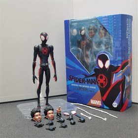 Resim MARVEL Aksiyon Figürü Maske ve Web Atıcılarıyla - Yapay Kollar, İfadeli Gözler & Örümcek Ekipleri ile Detaya Sahip Superhero, Fans için Toplanabilir Hediye (Resmi Marvel Üretimi) Miles Morales kostyümü PVC Malzeme Çevik Pozlarında, Siyaha-Kızıl Takım Elbise Webeleme Eldivenli Maskesi Dâhil 