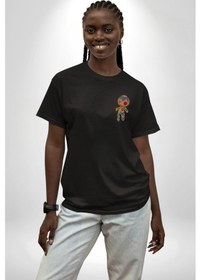 Resim Voofoo Bebeği Doll Doldurulmuş Bebek Siyah Oversize Unisex Ön Sol Yan Minimal Baskılı Tişört Koyu Siyah 