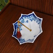 Resim Şık Mavi ve Beyaz Çiçekli Seramik Çay Süzgeci Püsküllü - Gourmet Çay Tutkunları için Dekoratif Şemsiye Şeklinde Çay Yaprağı Filtresi, Ev veya Ofis Çay Masası Dekoru için Mükemmel 