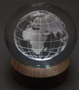 Resim Skygo Dekoratif Dünya Tasarımlı Ahşap altlıklı Işıklı Cam Küre Cam:6cm Ahşap:2cm 