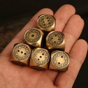 Resim Bir Vintage El Yapımı Parlatılmış Bakır Zar Oyuncağı Süsü, Bir Oturma Odası Masası Süslemesi İçin Mükemmel, Antik Bakır Sanat Eseri, Cadılar Bayramı, Noel veya Şükran Günü İçin Yetişkin Parti Oyunları İçin İdeal. 
