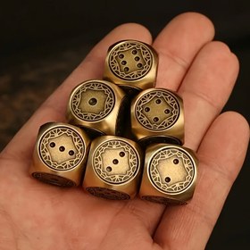Resim Bir Vintage El Yapımı Parlatılmış Bakır Zar Oyuncağı Süsü, Bir Oturma Odası Masası Süslemesi İçin Mükemmel, Antik Bakır Sanat Eseri, Cadılar Bayramı, Noel veya Şükran Günü İçin Yetişkin Parti Oyunları İçin İdeal. 