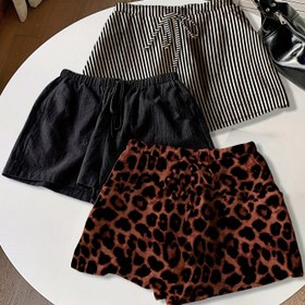 Resim 3 Adet Kadın Günlük Şort - Leopar Desenli, Çizgili ve Düz Siyah - %95 Polyester %5 Elastan Karışımı, Esnek Bel Bandı ve Sahte İp Detaylı, Makinede Yıkanabilir Her Mevsimlik Şort 