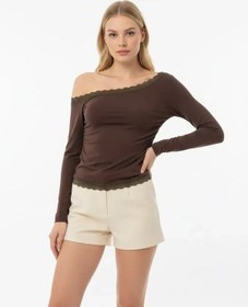 Resim Kadın Kayık Yaka Asimetrik Büzgülü Dantel Detay Slim Fit Penye Bluz 13015 Kahve 