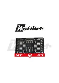 Resim Pleksi Plakalık Kırmızı Üstüne Beyaz Mt-07 Yazılı Mt Logolu Tasarımlı Motosiklet Plakalık Modeli 