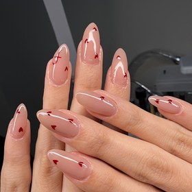 Resim 1 Set Nude Almond Shaped Press-On Nails ile Parlak Kırmızı Kalp Tasarımı, Moda ve Çok Yönlü, Orta Uzunluk, Şık ve Beyaz Artırıcı Bir Görünüm İçin Mükemmel, Avrupa ve Amerika Tarzı Tırnak Sanatı 
