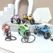 Resim 1 Adet/2 Adet/3 Adet/6 Adet Şık Süper Havalı Sevimli Yeşil Mavi Beyaz Turuncu Sarı Alaşımlı Mini Motosiklet Spor Araba Öğrenci Erkek Çocuk Yeni Anahtarlık Sırt Çantası Aksesuar Dekorasyon Doğum Günü Partisi Küçük Hediye Noel Karnaval 