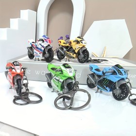 Resim 1 Adet/2 Adet/3 Adet/6 Adet Şık Süper Havalı Sevimli Yeşil Mavi Beyaz Turuncu Sarı Alaşımlı Mini Motosiklet Spor Araba Öğrenci Erkek Çocuk Yeni Anahtarlık Sırt Çantası Aksesuar Dekorasyon Doğum Günü Partisi Küçük Hediye Noel Karnaval 