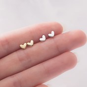 Resim 1 Çift Zarif Mini Kalp Küpeler Kadınlar için, Sevimli Aşk Kalp Çiviler, Unisex Moda Takıları, Noel Hediyesi için Mükemmel, Minimalist Stil, Bakır Malzeme, Tüm Sezon Giyim 