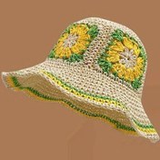 Resim Bohemian tarzı şık el dokuma çiçekli saman şapka, vintage renk blokları ve hafif katlanabilir tasarımıyla. Günlük kullanım, açık hava gezileri veya festivaller için ideal—kadınlar için harika bir hediye 