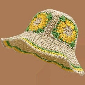 Resim Bohemian tarzı şık el dokuma çiçekli saman şapka, vintage renk blokları ve hafif katlanabilir tasarımıyla. Günlük kullanım, açık hava gezileri veya festivaller için ideal—kadınlar için harika bir hediye 