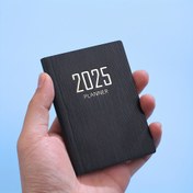 Resim 1 A7 Boyutu 2025 İngilizce Planlayıcı, 60 Sayfa 120 Sayfa İnce Haftalık Takvim Dergisi, Mini Taşınabilir Cep Takvim Kitabı, 365 Gün Günlük Plan Takvim Kitabı, PU Deri Kapak Küçük Kitap, 10.59*7.8 cm 